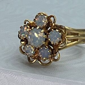 Vintage floral milky Crystal ring size 8.5